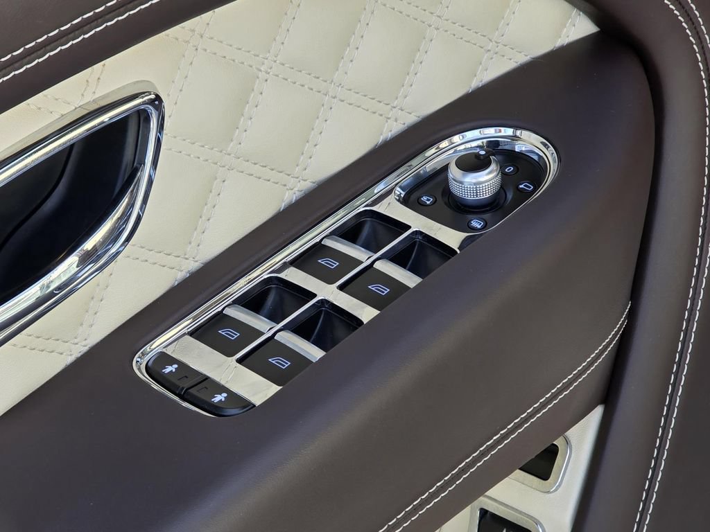 Used 2022 Bentley Bentayga AWD/4WD image 17