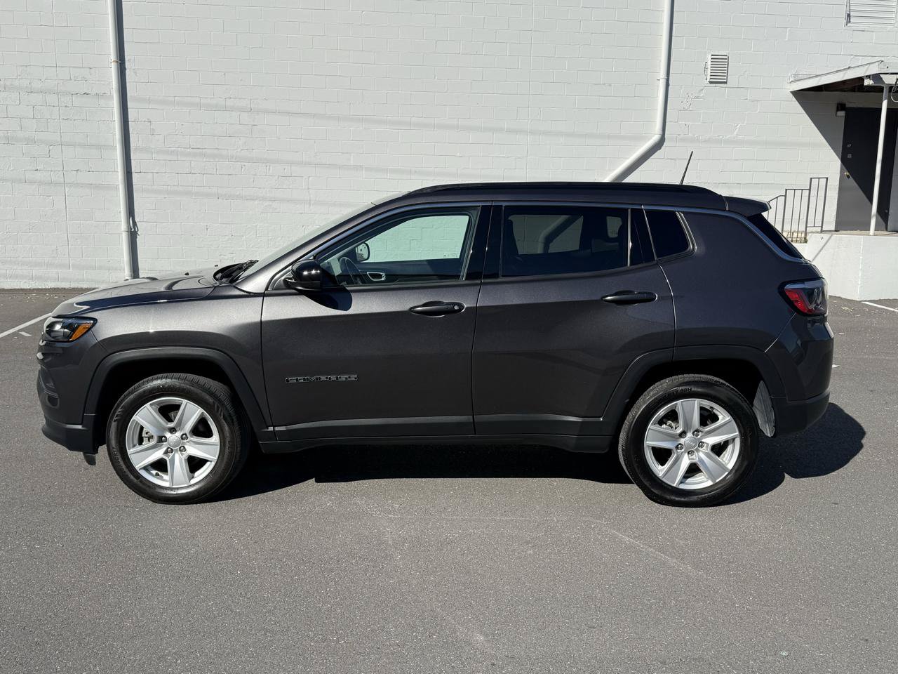Used 2022 Jeep Compass Latitude w/ Sun and Sound Group AWD/4WD image 6