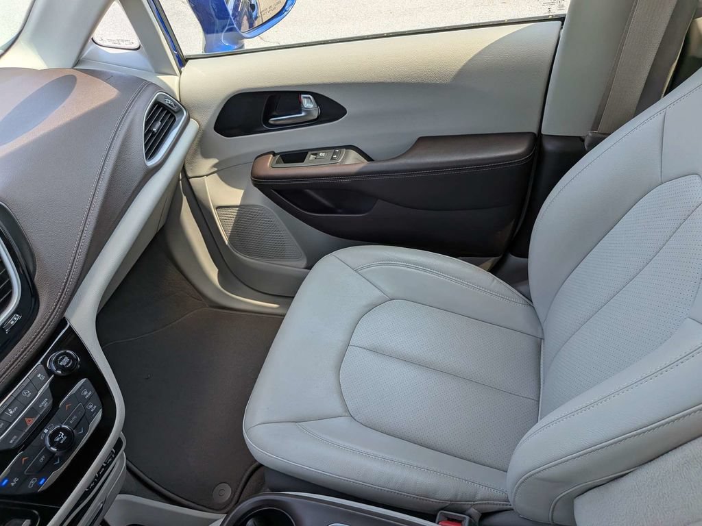 Used 2021 Chrysler Pacifica Touring-L w/ Premium & Safety Sphere Group FWD image 17