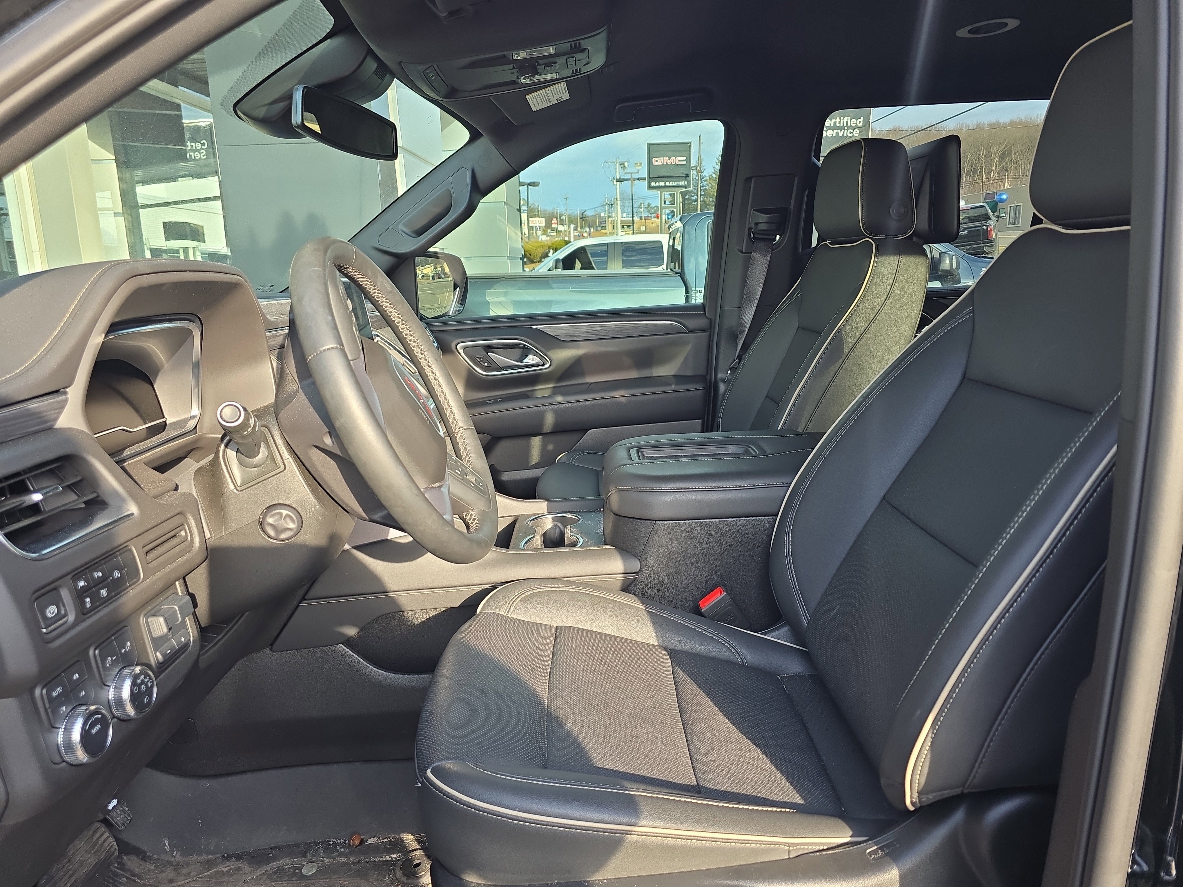 Used 2024 GMC Yukon SLT w/ SLT Luxury Package image 6