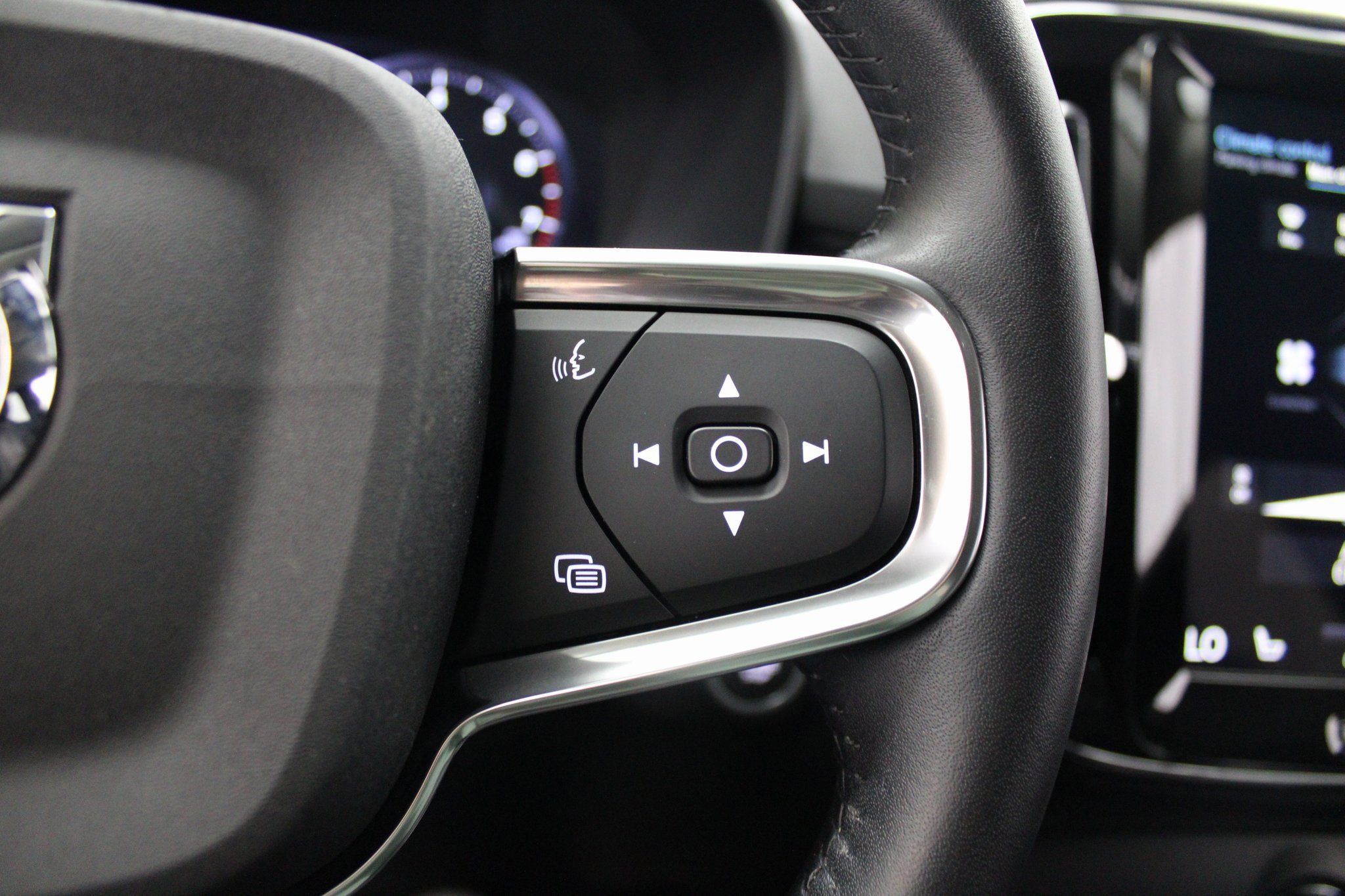 Used 2021 Volvo XC40 T5 Momentum image 38