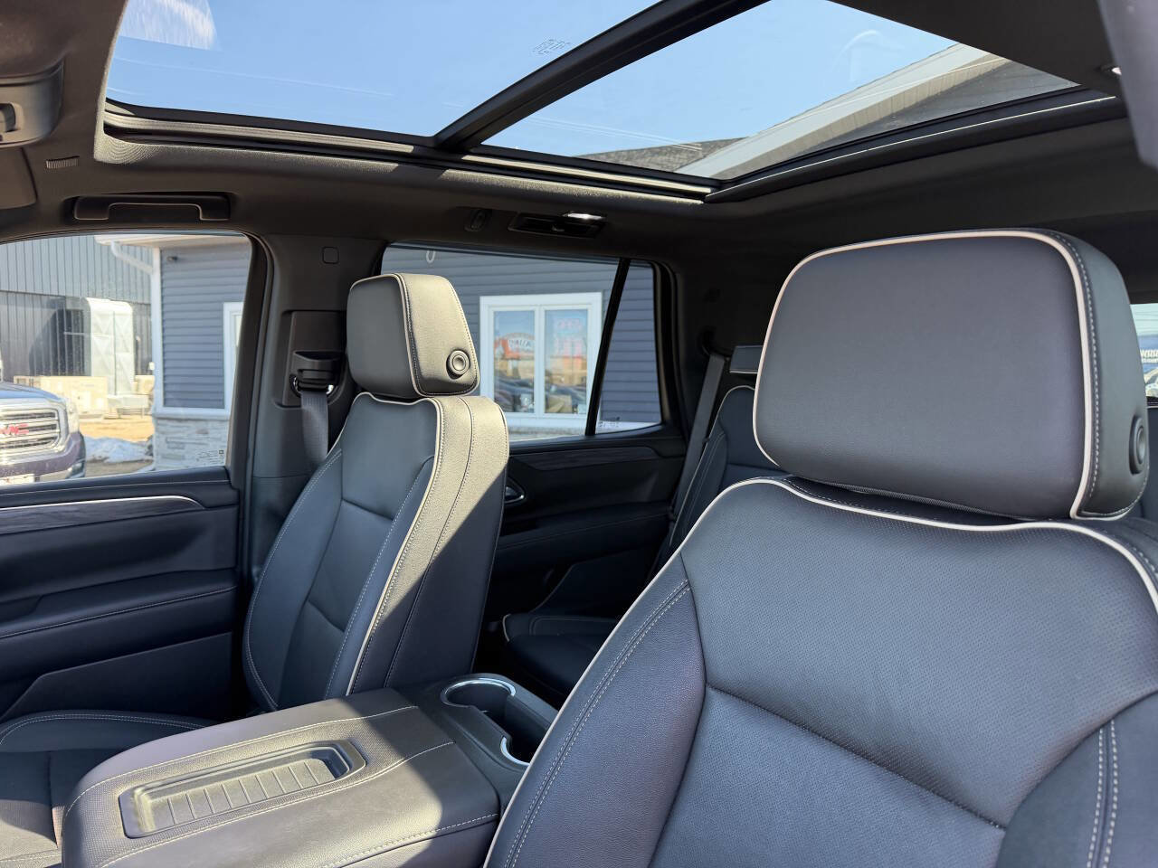 Used 2023 GMC Yukon SLT w/ SLT Luxury Package image 16