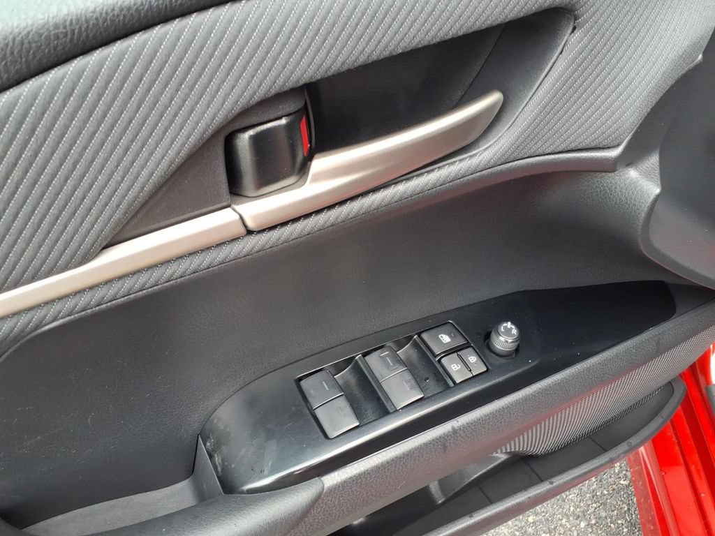 Used 2025 Toyota Camry SE FWD image 17