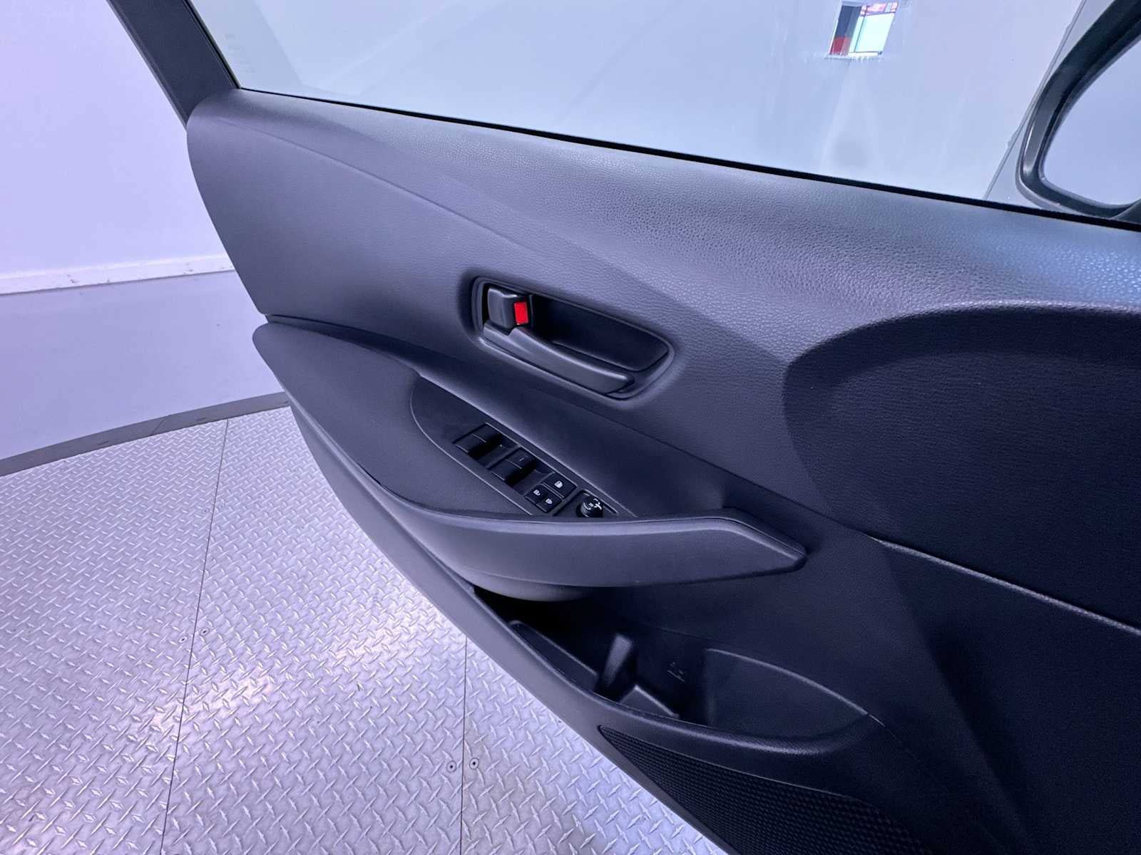 Used 2025 Toyota Corolla LE FWD image 30