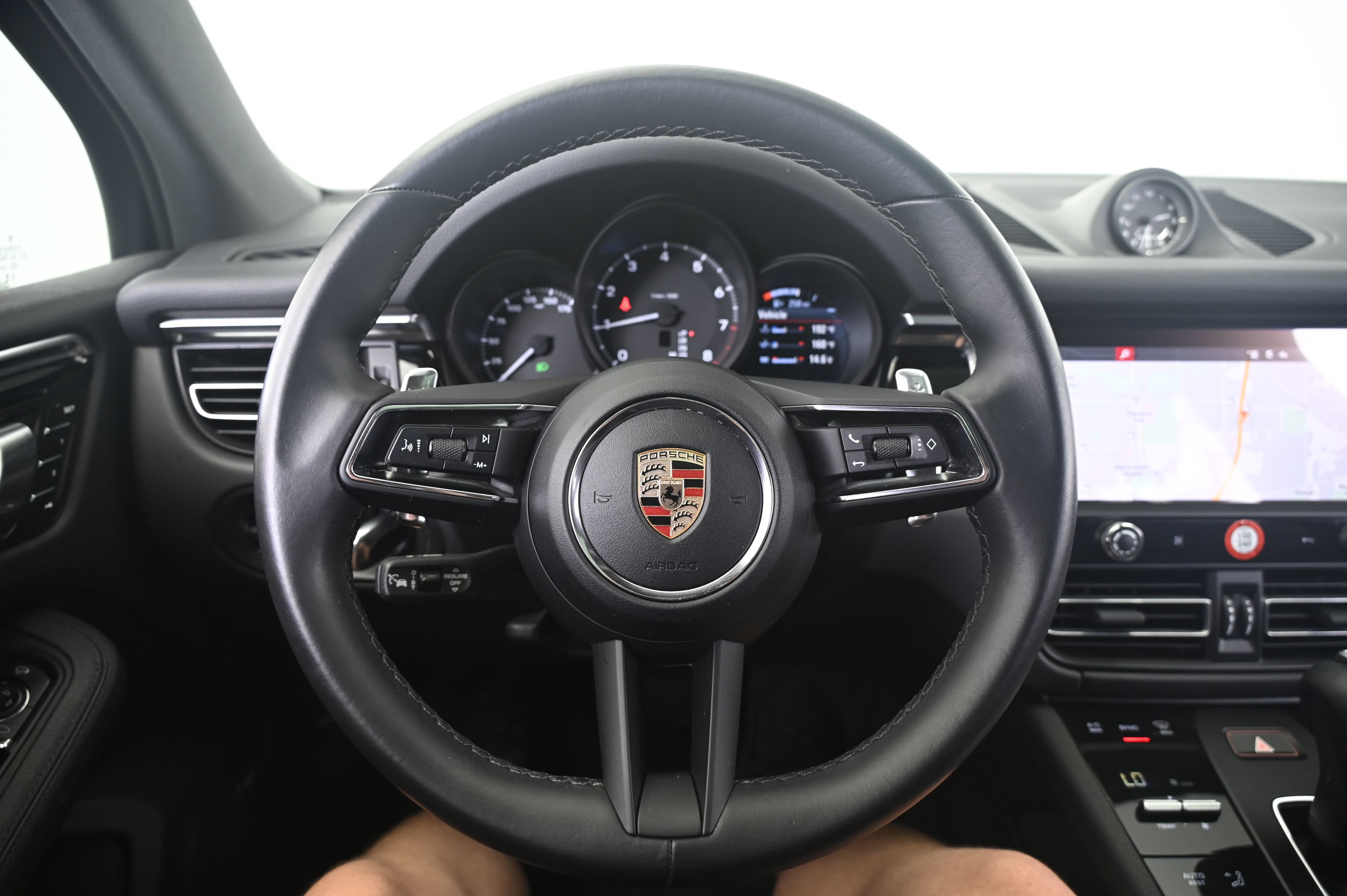 Certified 2023 Porsche Macan AWD/4WD image 35
