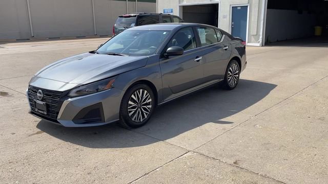 Used 2024 Nissan Altima 2.5 SV FWD image 4