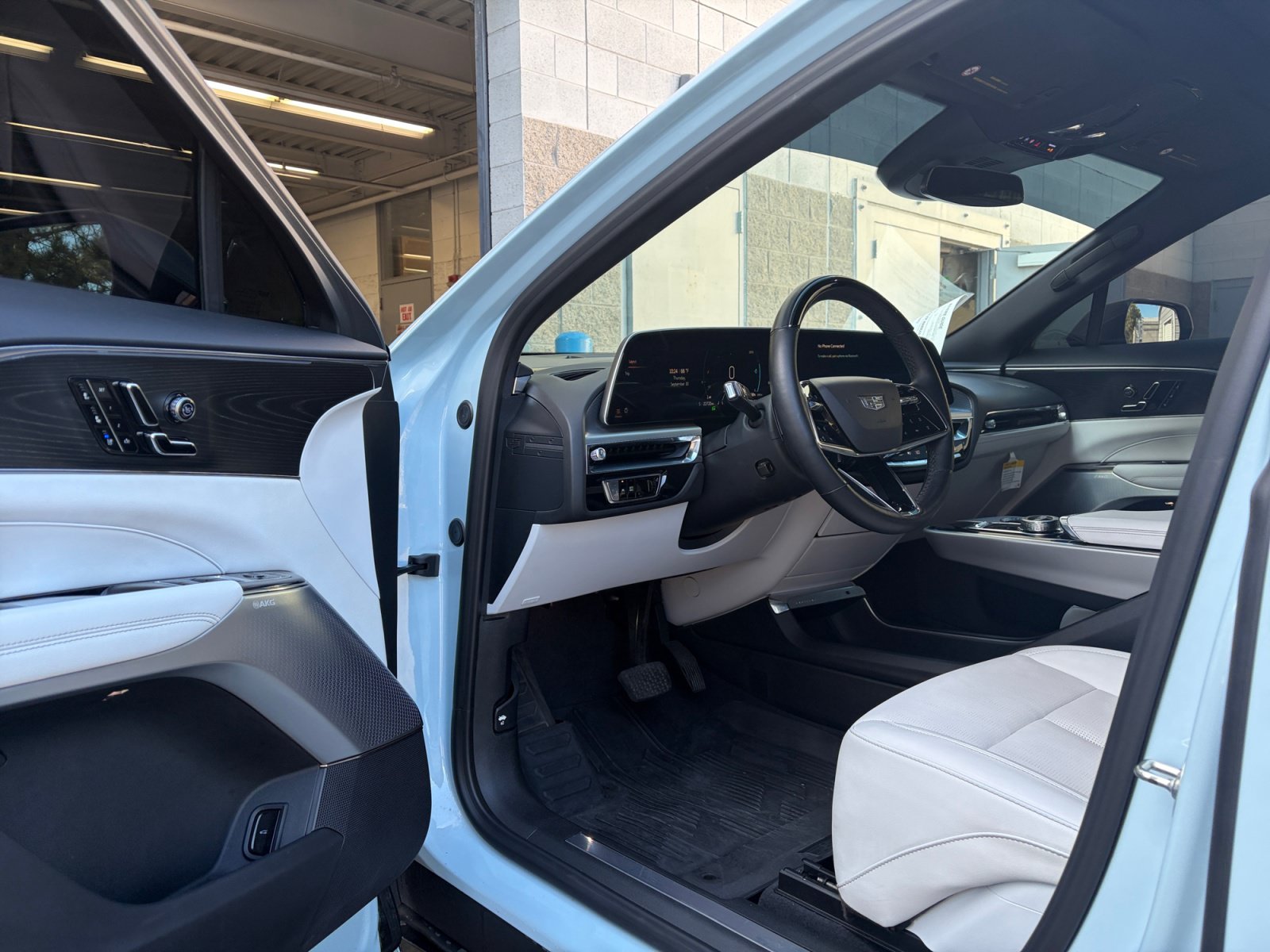 Used 2024 Cadillac Lyriq Luxury w/ LPO, Floor Liner Package AWD/4WD image 10