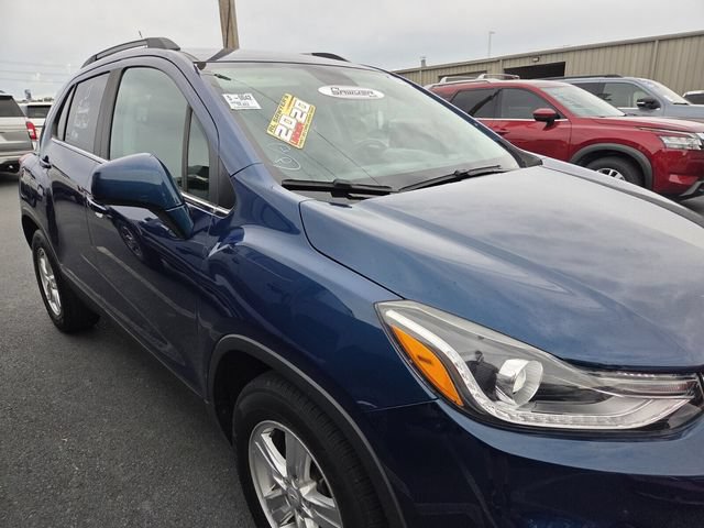Used 2020 Chevrolet Trax LT w/ LT Convenience Package FWD image 3