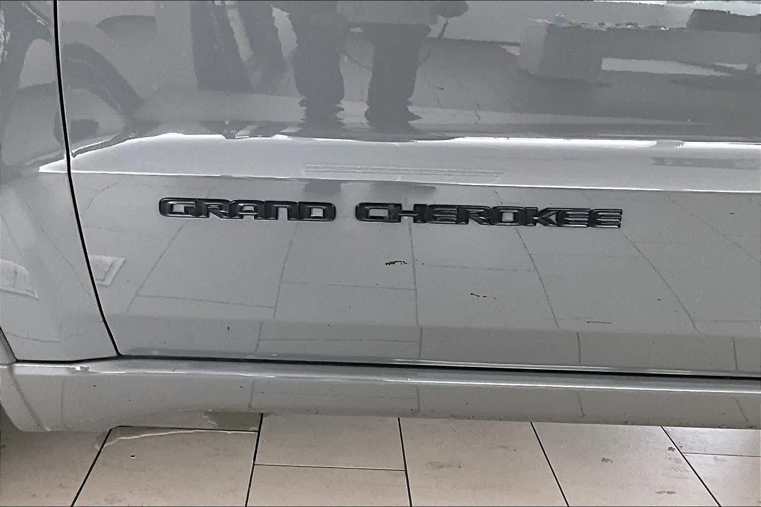 Used 2020 Jeep Grand Cherokee Altitude RWD image 9