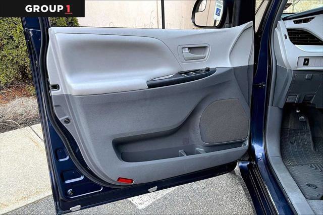 Certified 2018 Toyota Sienna L image 21