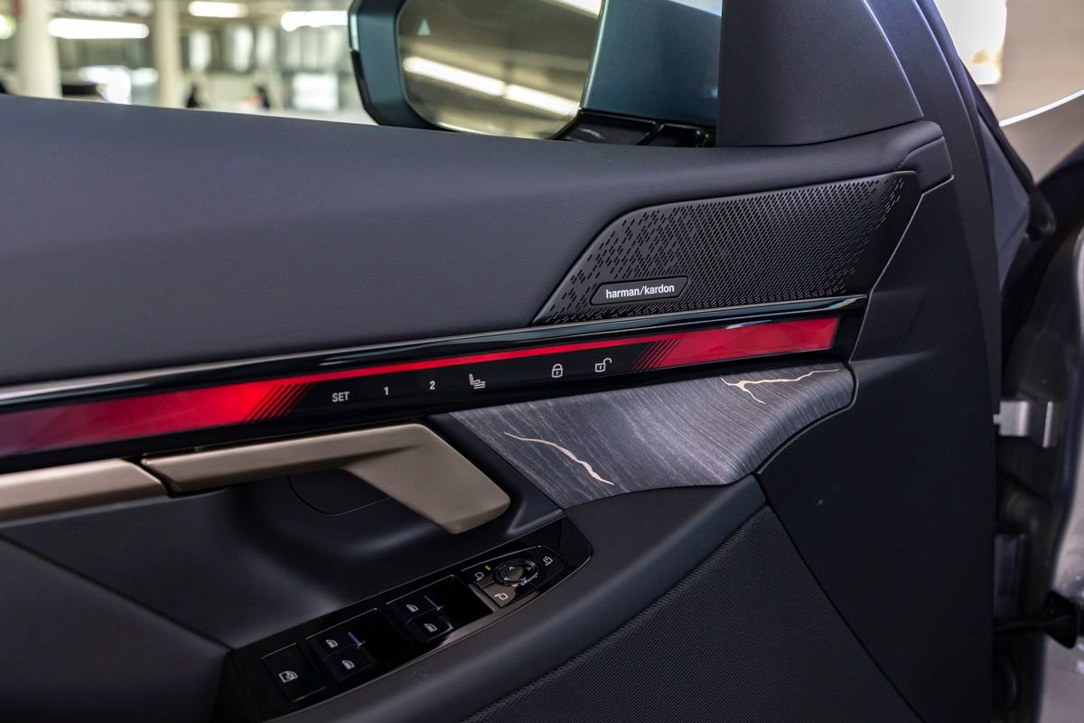 New 2026 BMW 550e xDrive w/ Premium Package AWD/4WD image 15