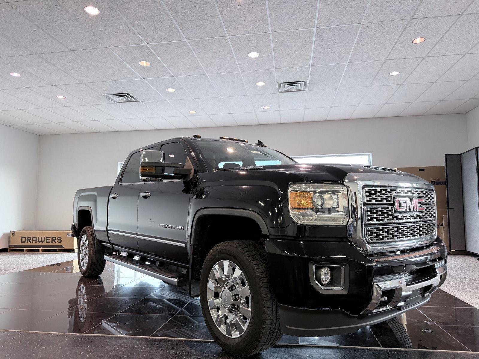 Used 2018 GMC Sierra 2500 Denali w/ Duramax Plus Package AWD/4WD image 9