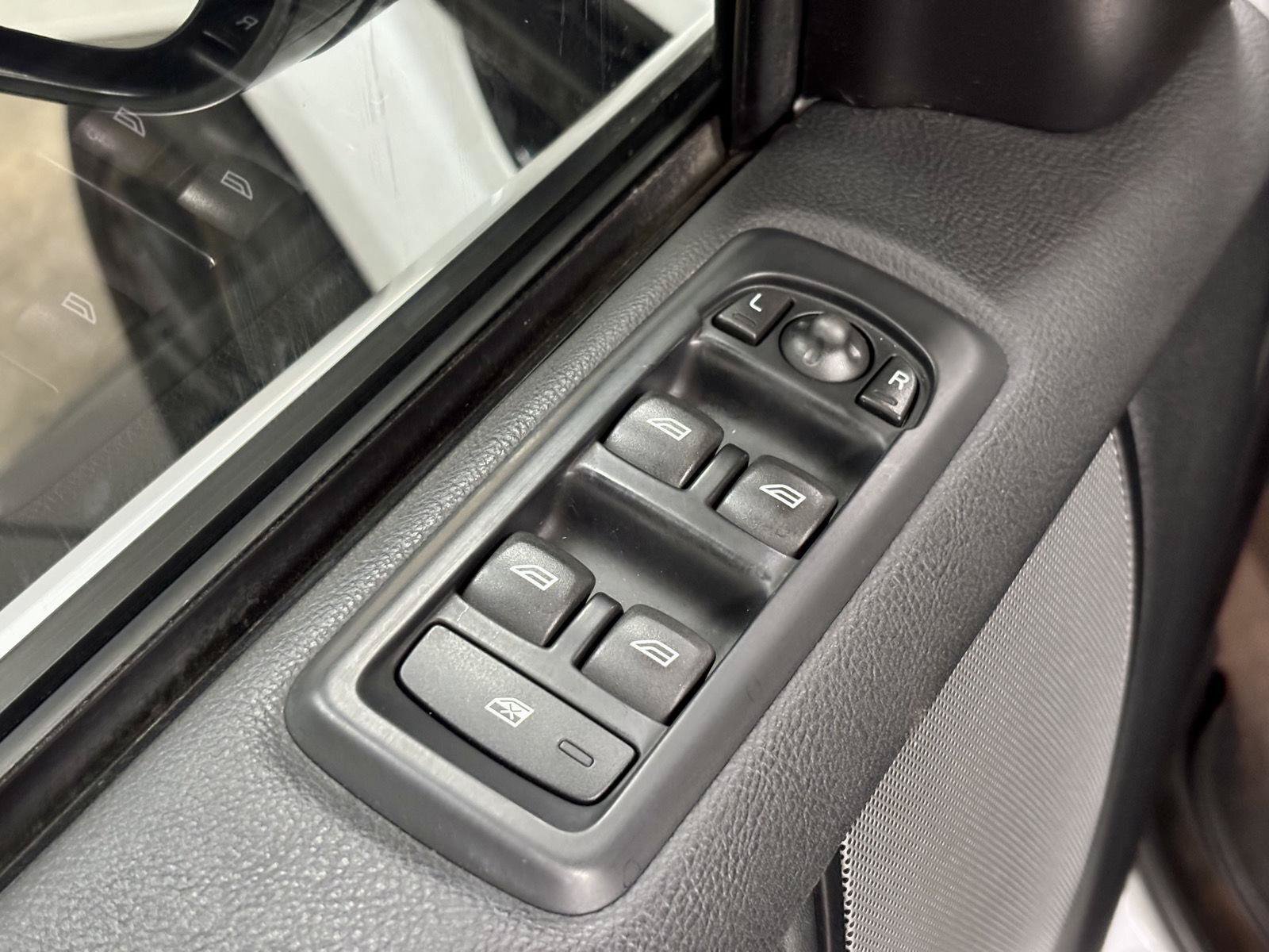 Used 2016 Land Rover LR4 AWD/4WD image 13