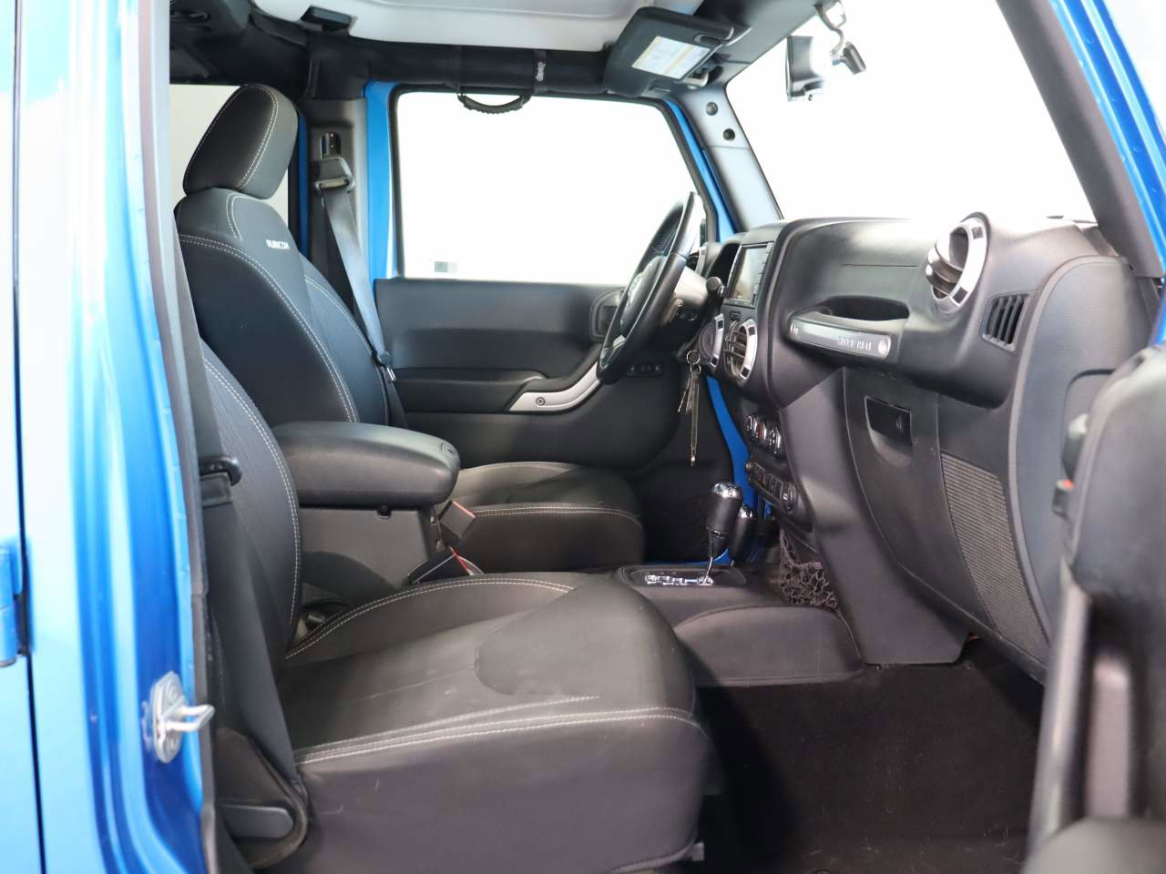 Used 2016 Jeep Wrangler Unlimited Rubicon w/ Connectivity Group image 17