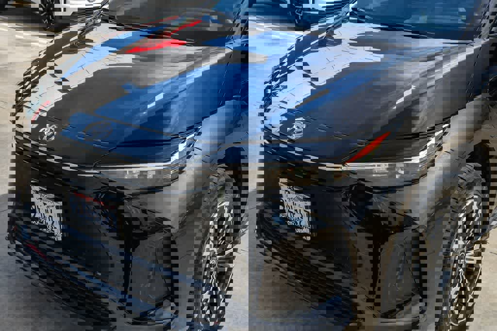 Used 2024 Toyota bZ4X XLE w/ Weather Package image 4