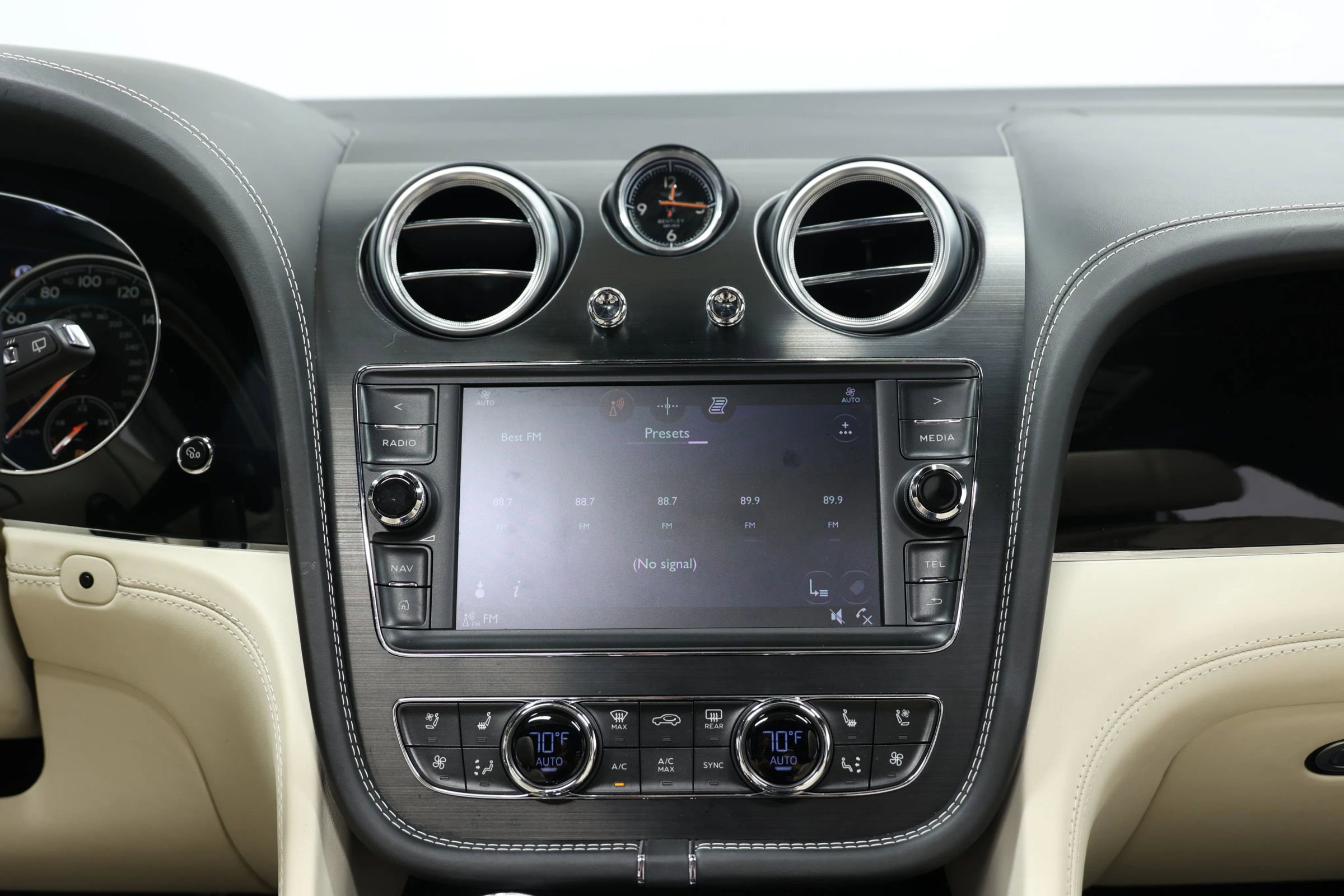 Used 2017 Bentley Bentayga image 31