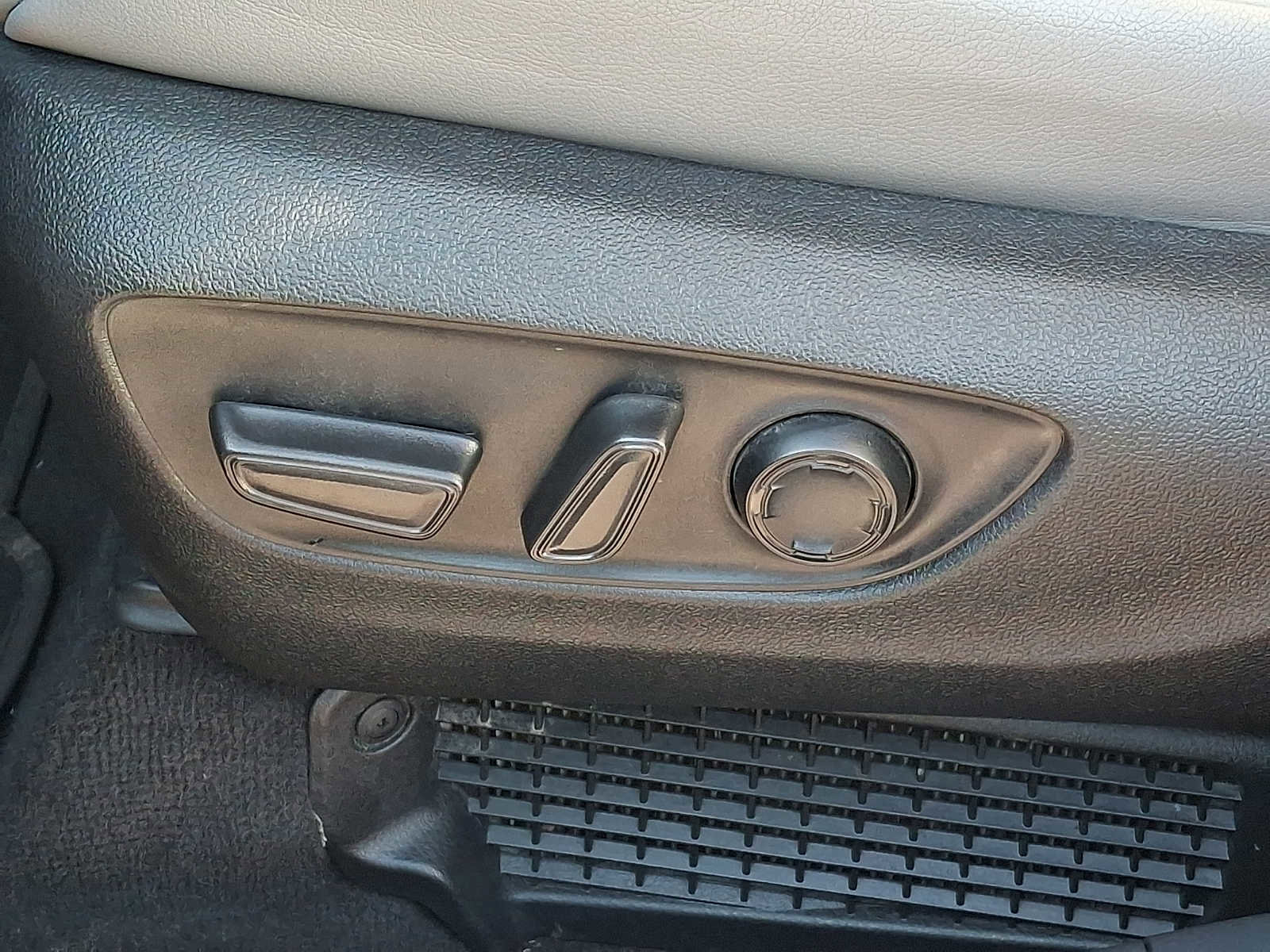 Used 2024 Toyota Sienna XLE w/ XLE Plus Package AWD/4WD image 11