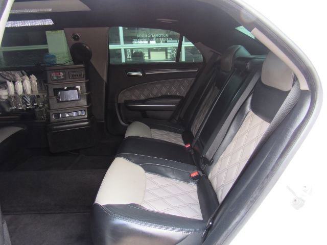 Used 2015 Chrysler 300 Limited image 15