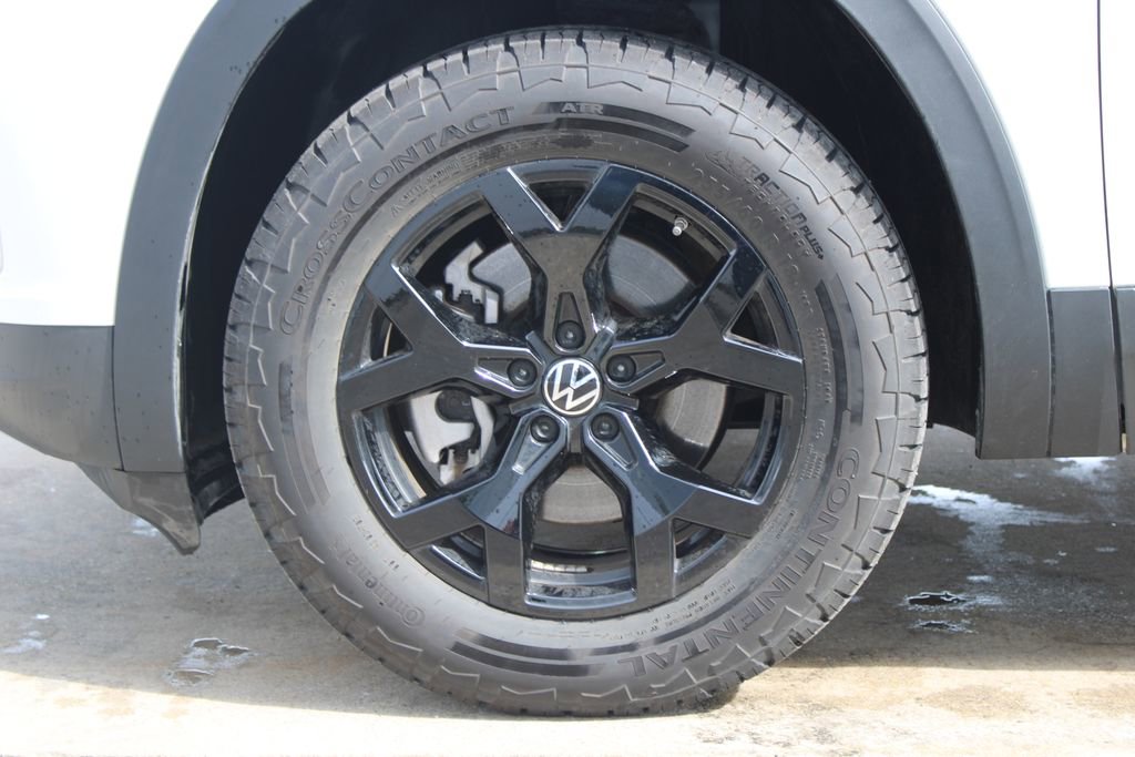 Certified 2025 Volkswagen Atlas Peak Edition SE image 33