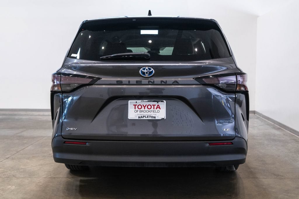 Used 2025 Toyota Sienna LE FWD image 8