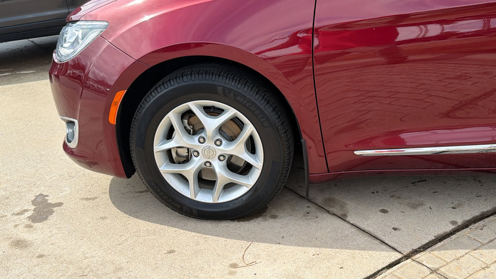 Used 2018 Chrysler Pacifica Touring-L w/ Tire & Wheel Group image 12