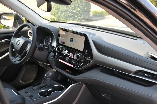 Used 2025 Toyota Highlander XLE image 32