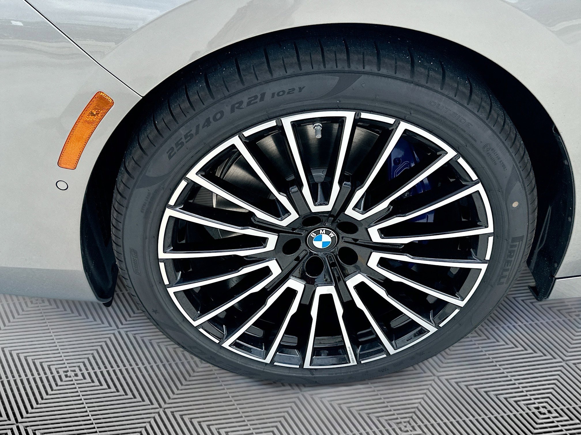 Used 2025 BMW 760i xDrive w/ Executive Package image 34