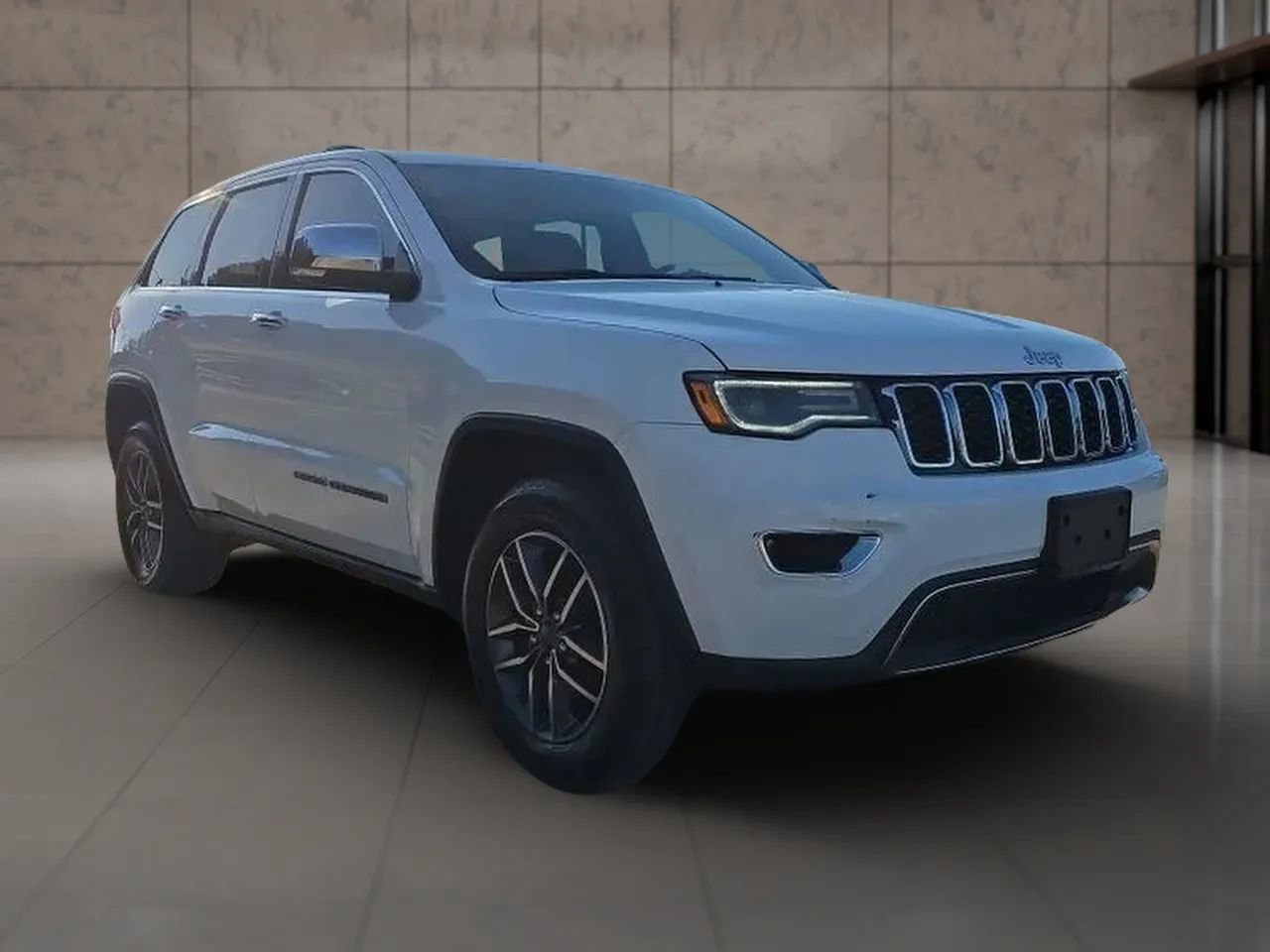 Used 2019 Jeep Grand Cherokee Limited w/ Luxury Group II image 3