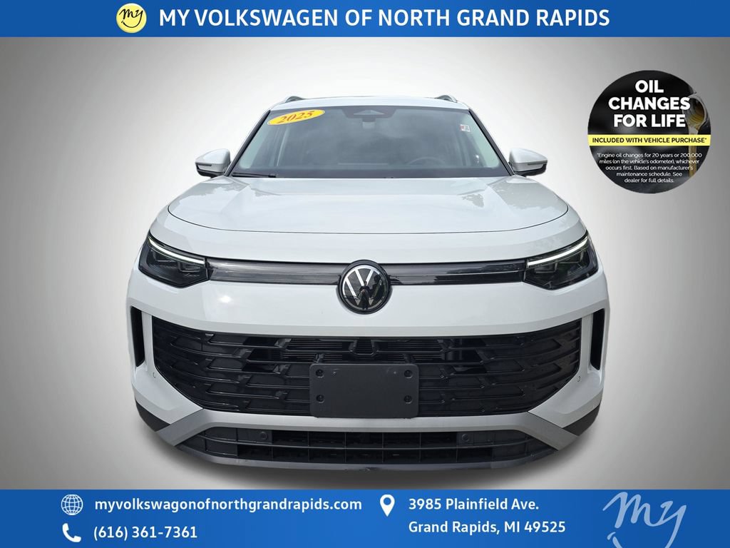 Used 2025 Volkswagen Tiguan SE AWD/4WD image 3