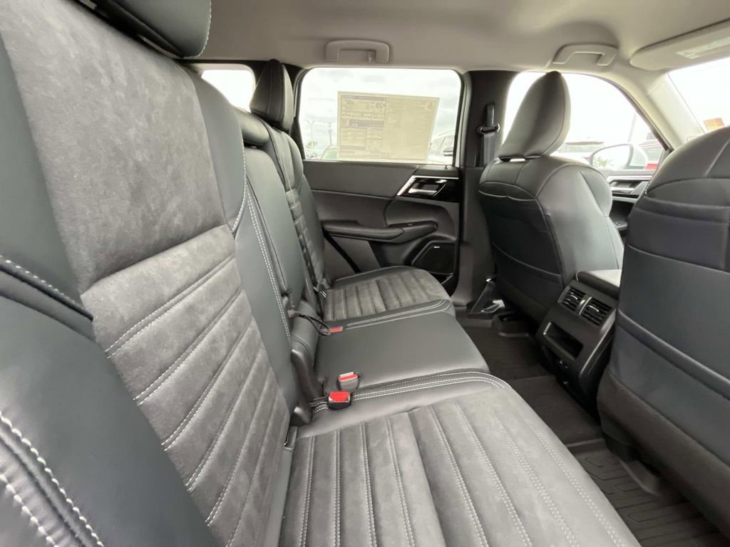 New 2026 Mitsubishi Outlander SE FWD image 16