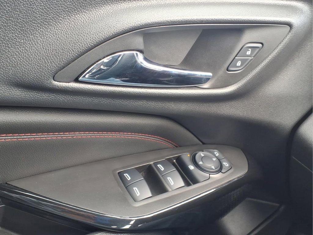 Used 2025 Chevrolet Trax RS w/ Sunroof Package FWD image 30