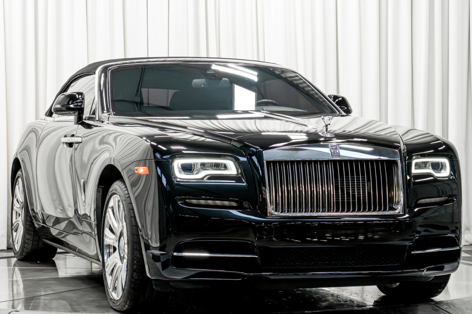 Used 2017 Rolls-Royce Dawn RWD image 3