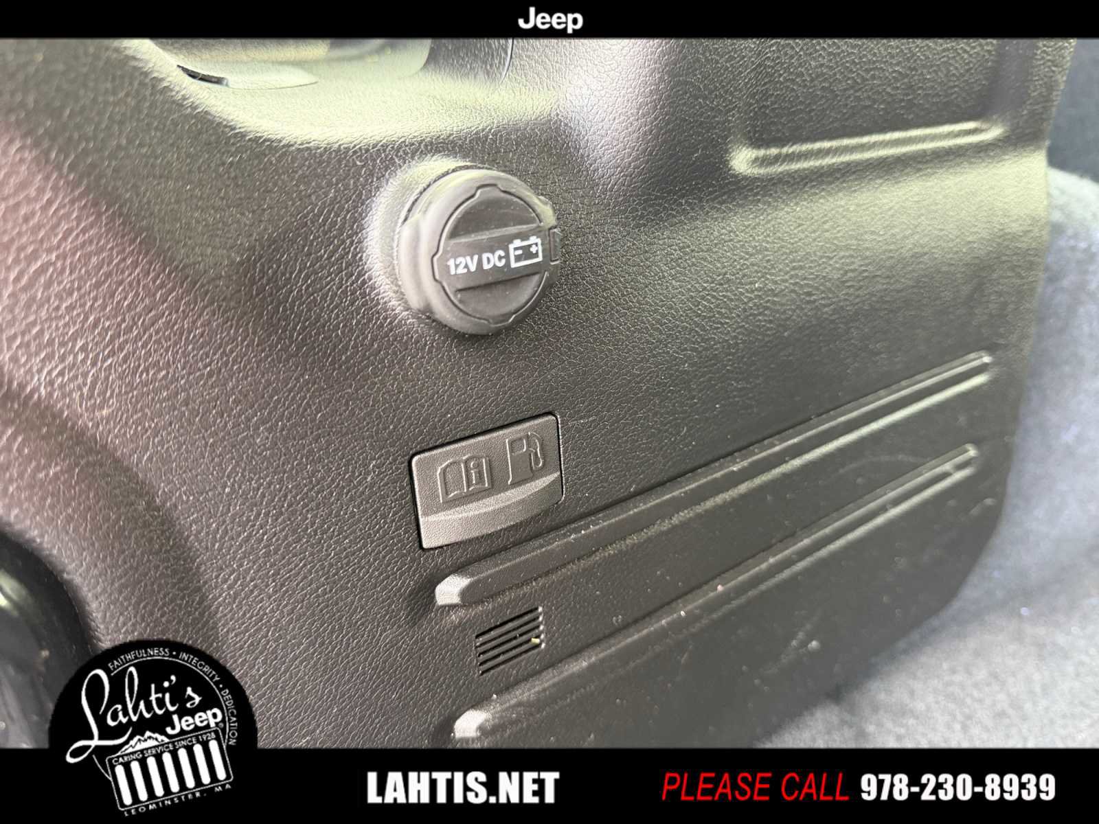 Used 2022 Jeep Wrangler Unlimited Sahara w/ Cold Weather Group image 31
