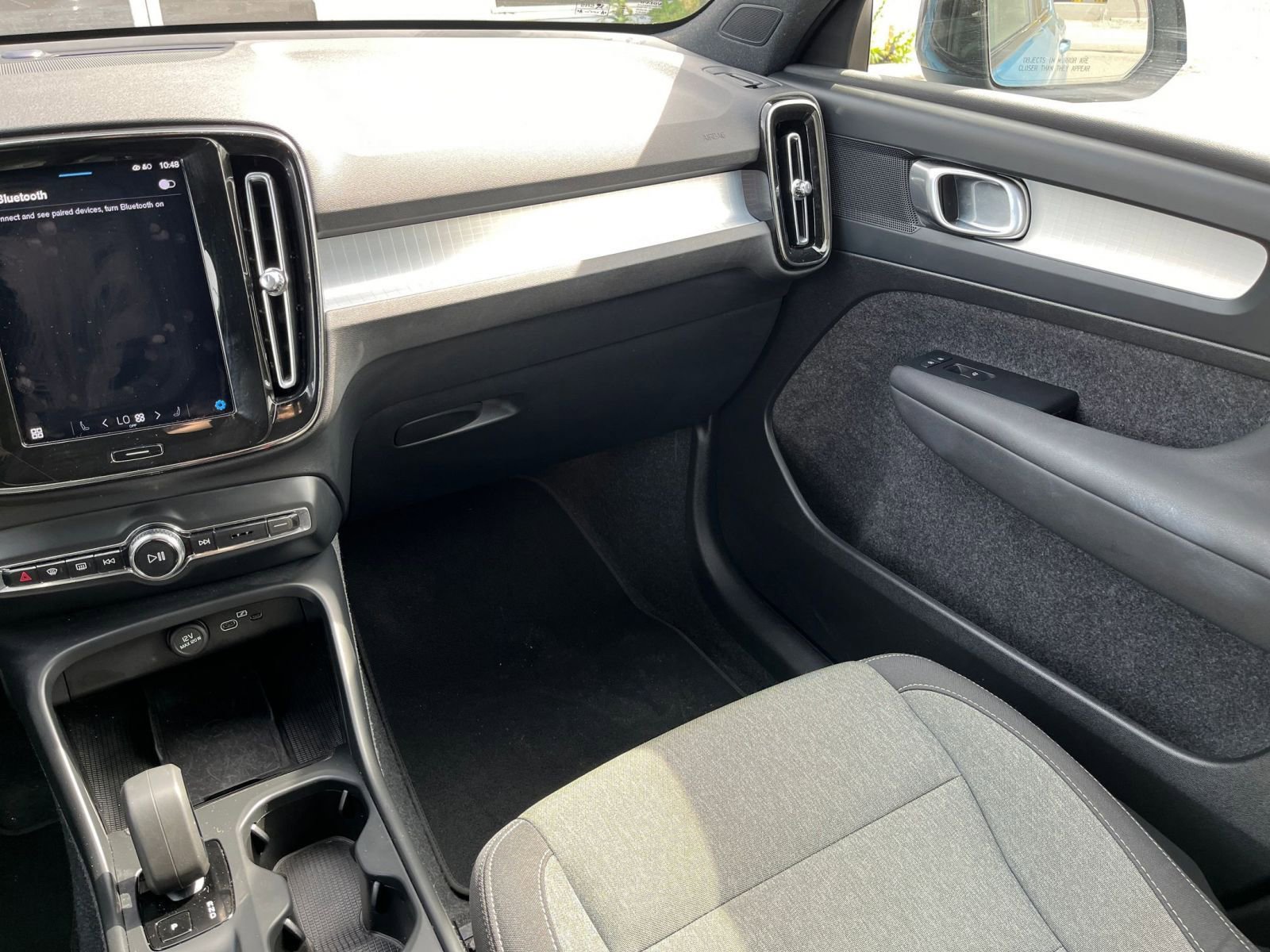 Used 2024 Volvo XC40 B5 Core image 31