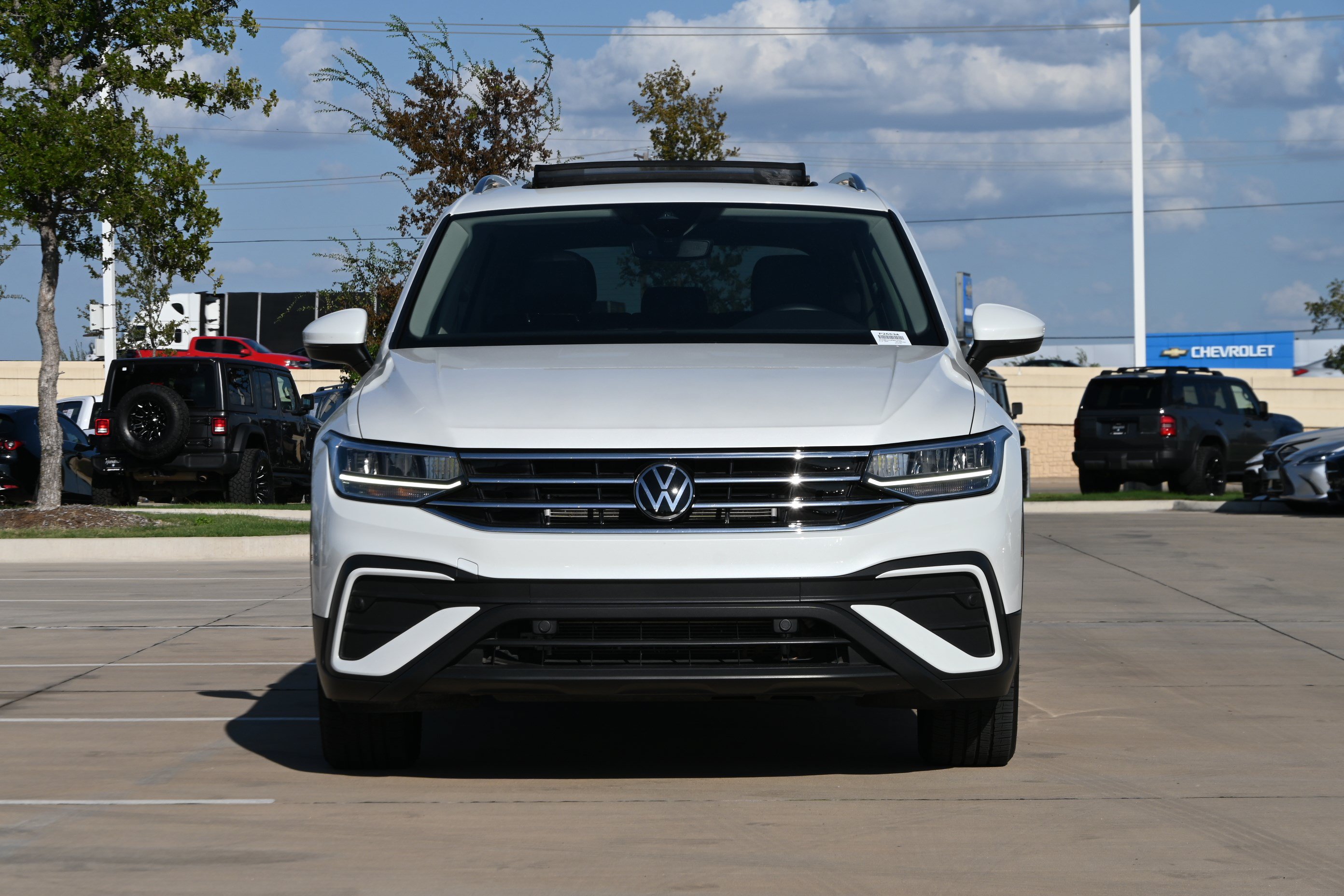 Used 2023 Volkswagen Tiguan SE w/ Panoramic Sunroof Package FWD image 3