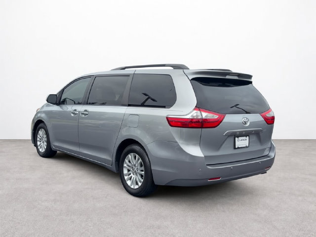 Used 2017 Toyota Sienna XLE Premium FWD image 3