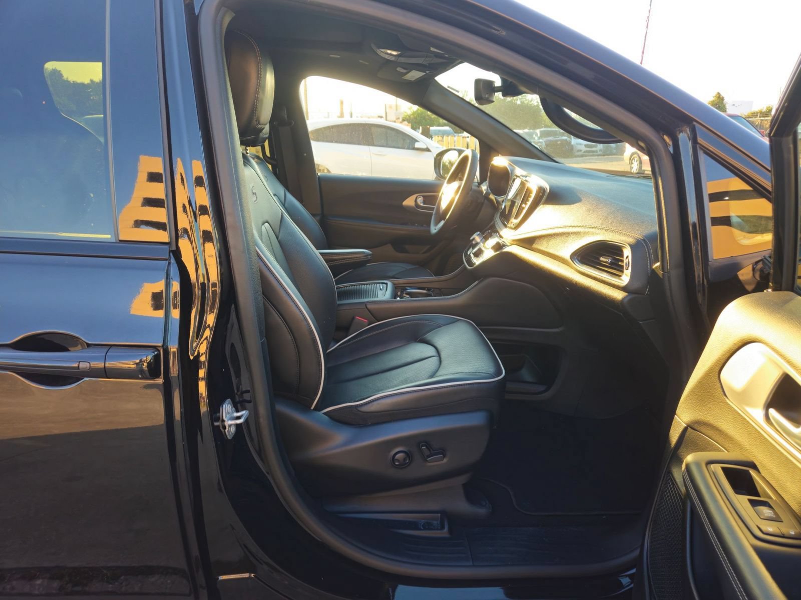 Used 2025 Chrysler Pacifica Limited FWD image 20