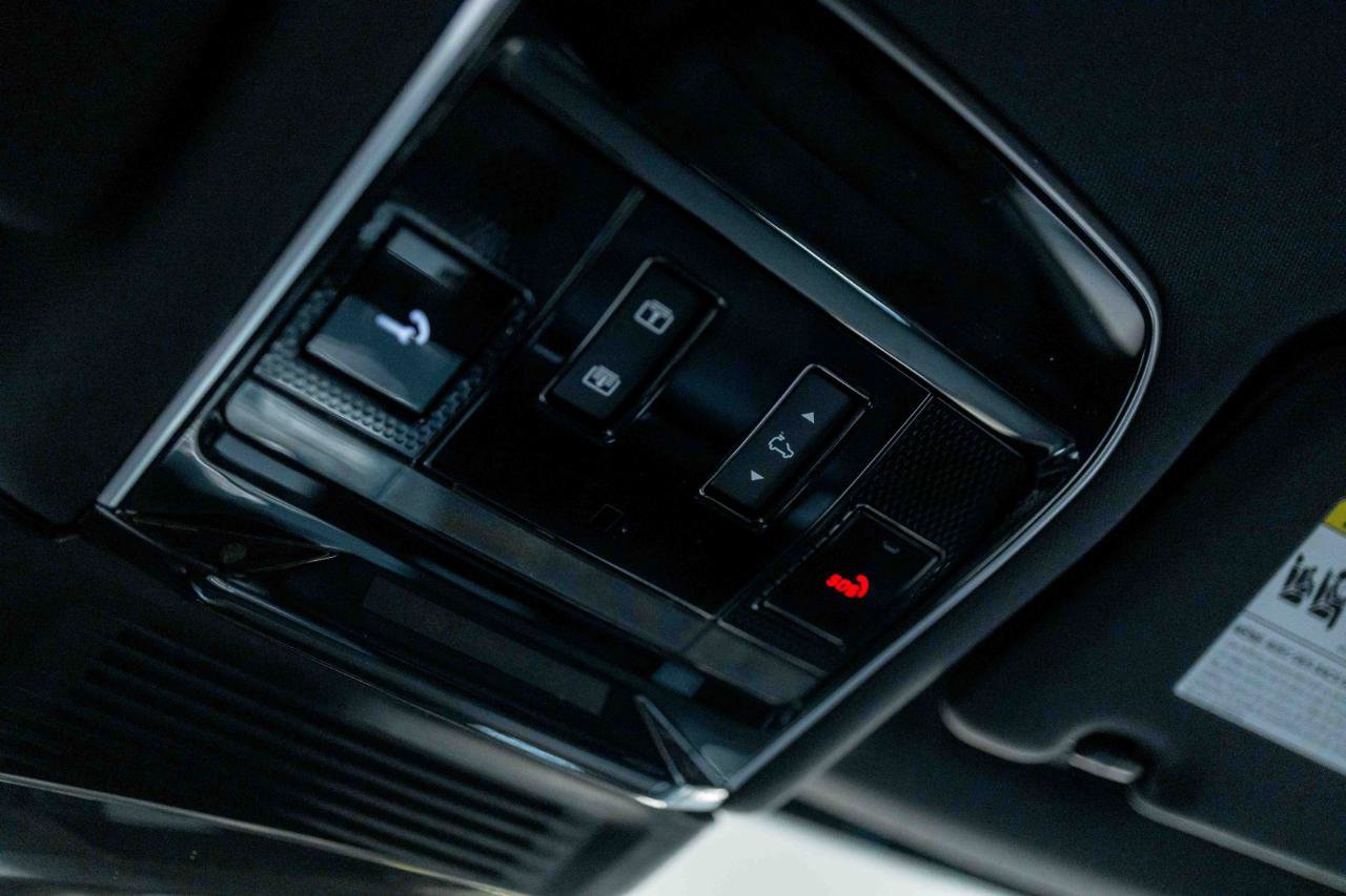 Used 2025 Land Rover Range Rover SE image 71