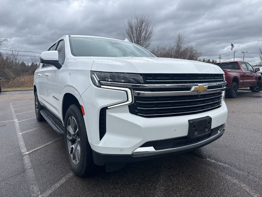 Used 2023 Chevrolet Suburban LT w/ Luxury Package image 2