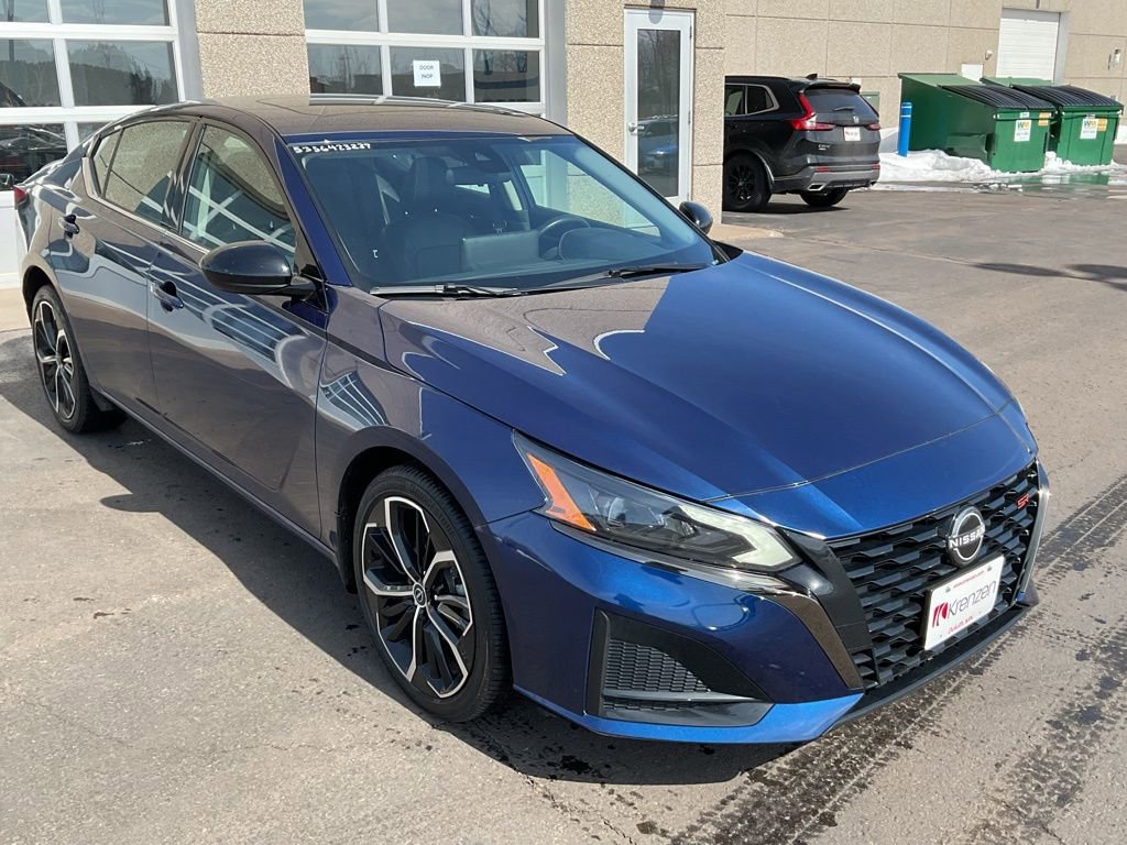 Used 2023 Nissan Altima 2.5 SR w/ SR Premium Package image 3
