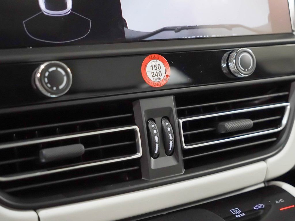 Used 2025 Porsche Macan image 32