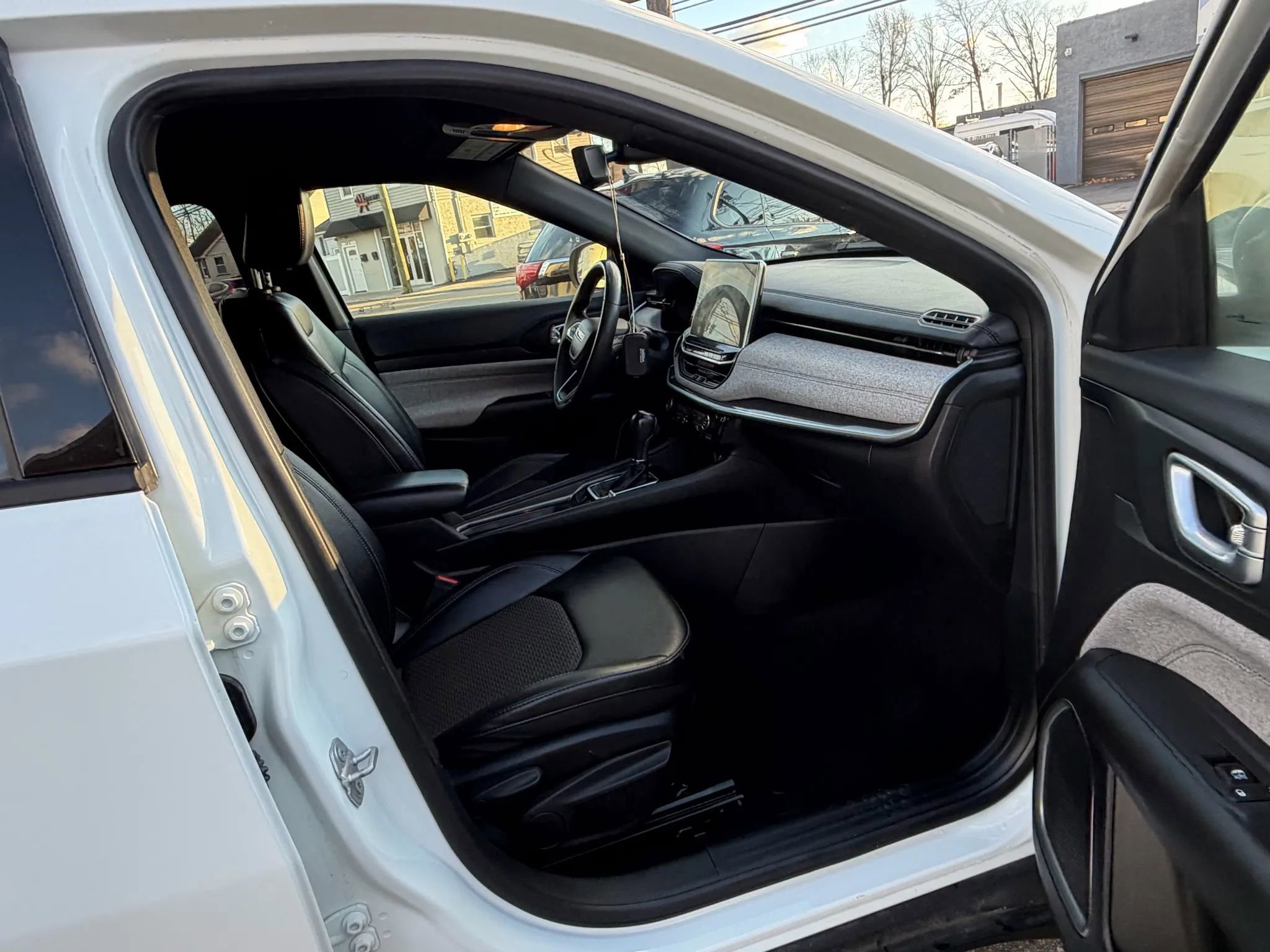 Used 2023 Jeep Compass Latitude image 22