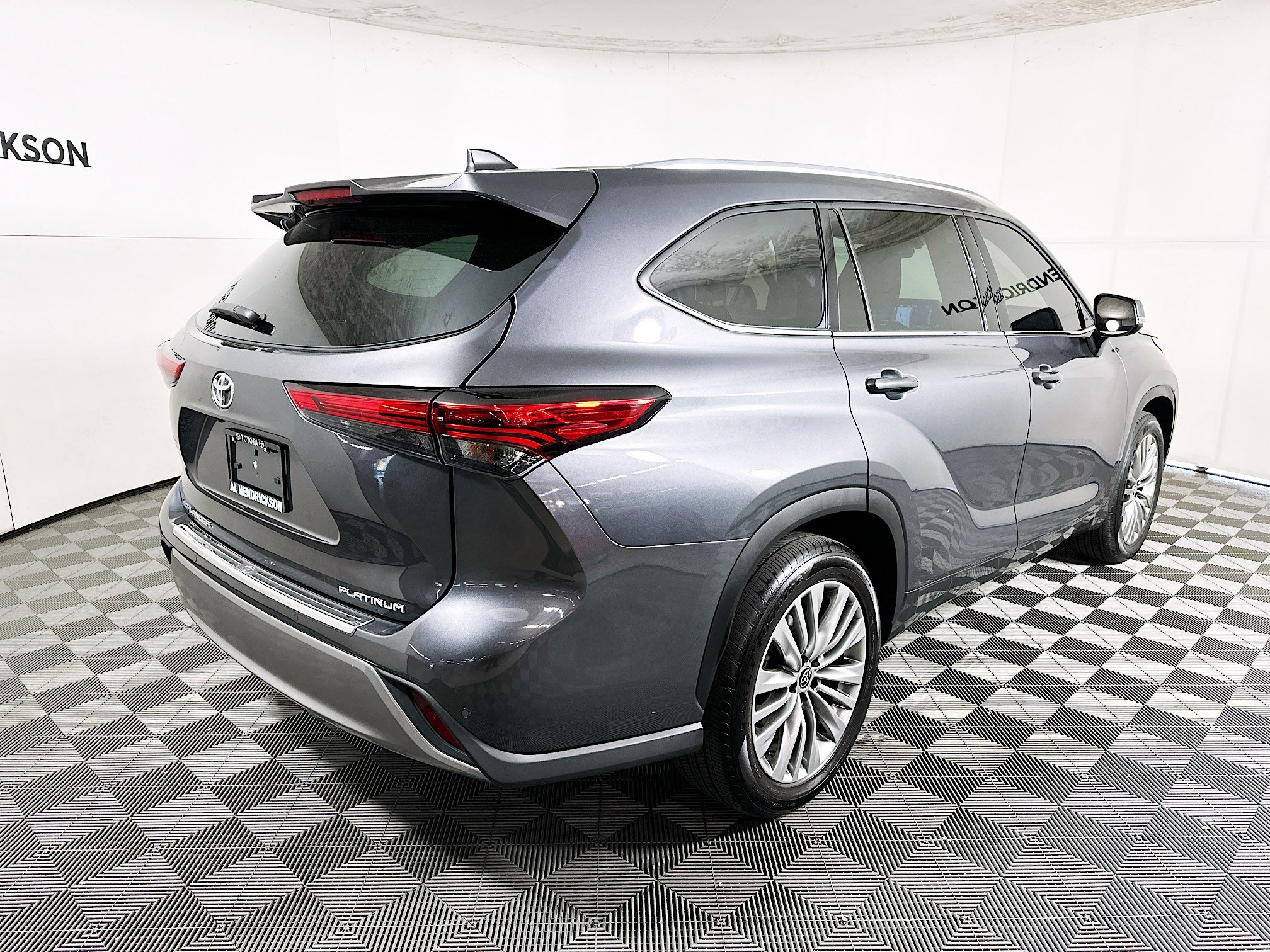 Used 2022 Toyota Highlander Platinum image 3