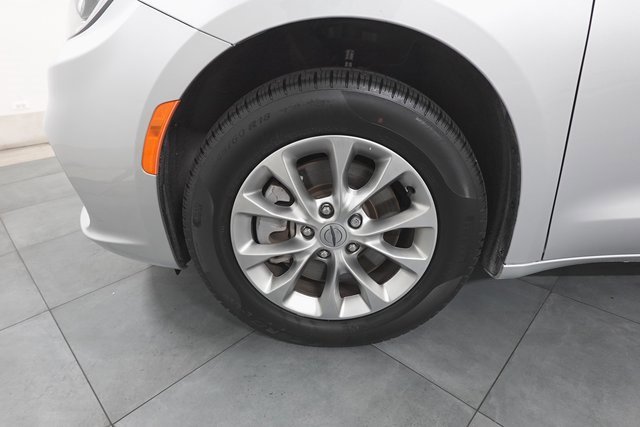 Used 2024 Chrysler Pacifica Touring-L image 26