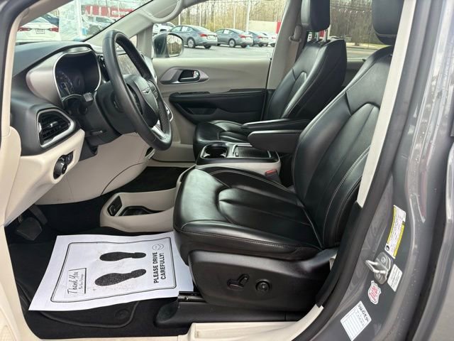 Used 2023 Chrysler Pacifica Touring-L FWD image 26