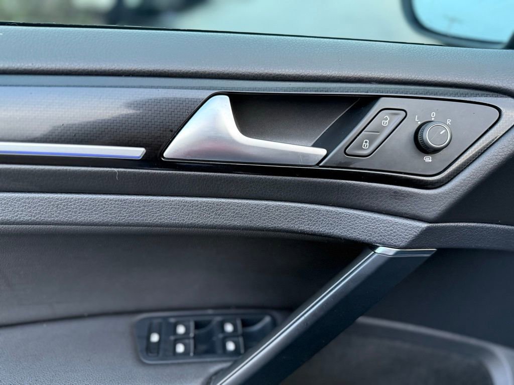 Used 2017 Volkswagen Golf R 4-Door image 14