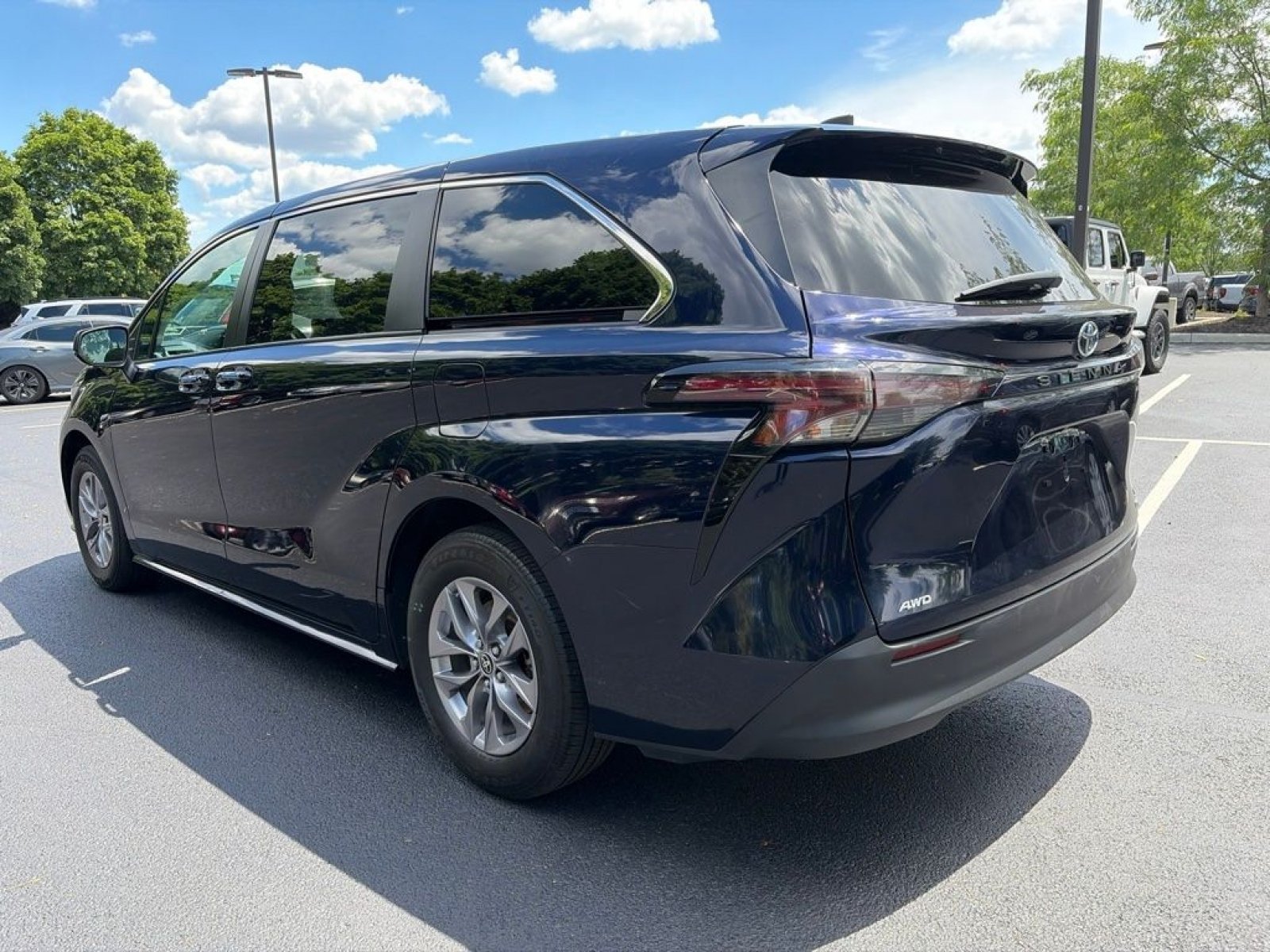 Used 2024 Toyota Sienna LE AWD/4WD image 9