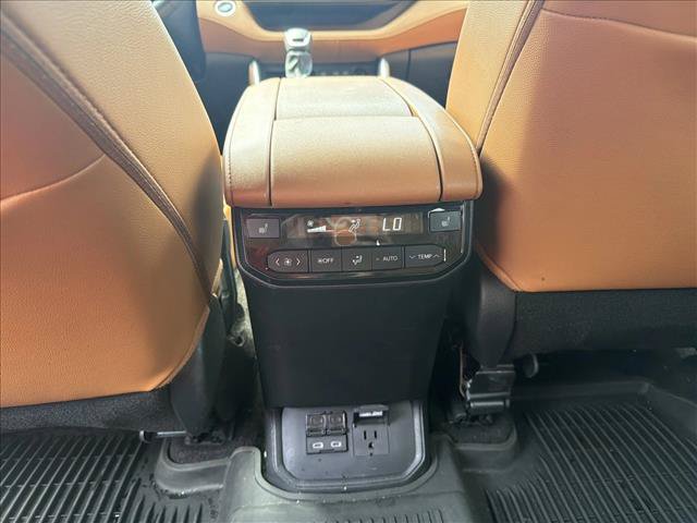 Used 2024 Toyota Highlander Platinum AWD/4WD image 24