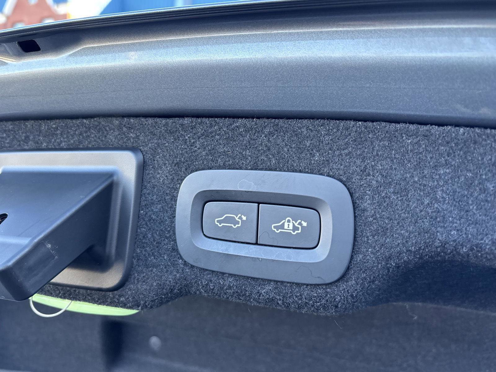 Used 2020 Volvo S90 T8 Inscription image 32