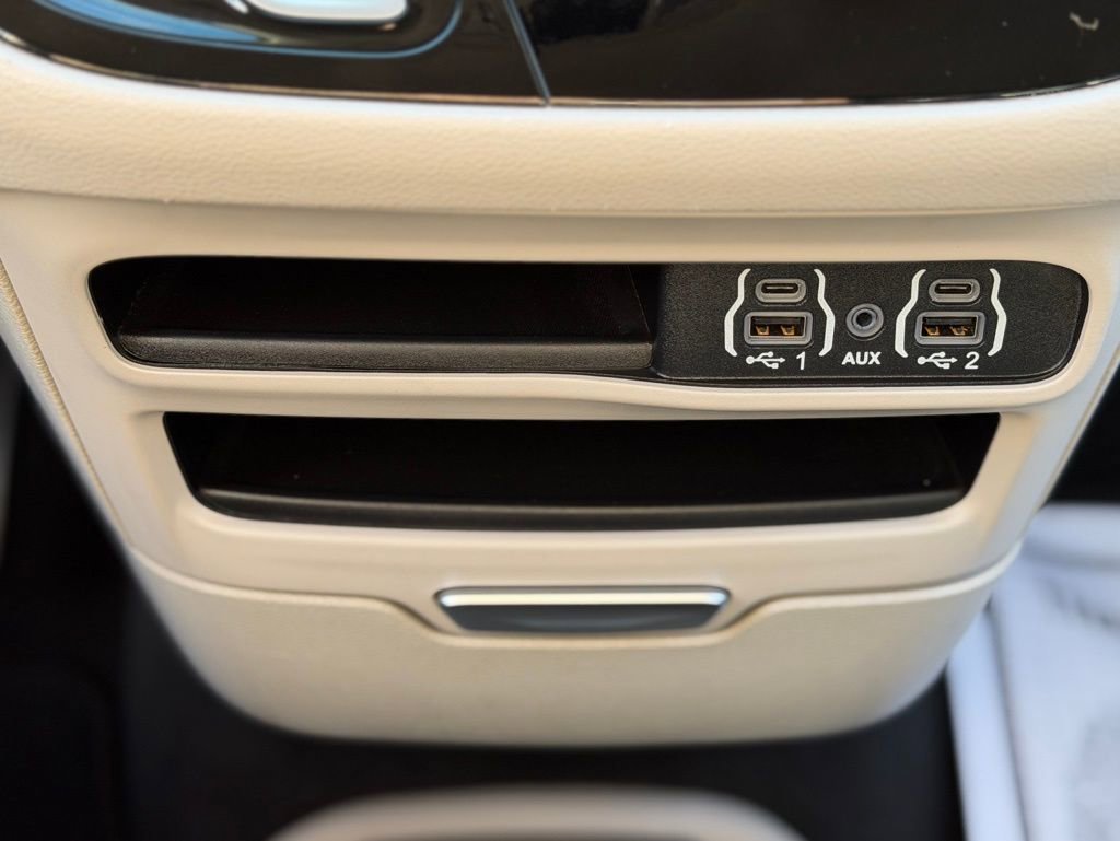 Used 2024 Chrysler Pacifica Touring-L FWD image 20